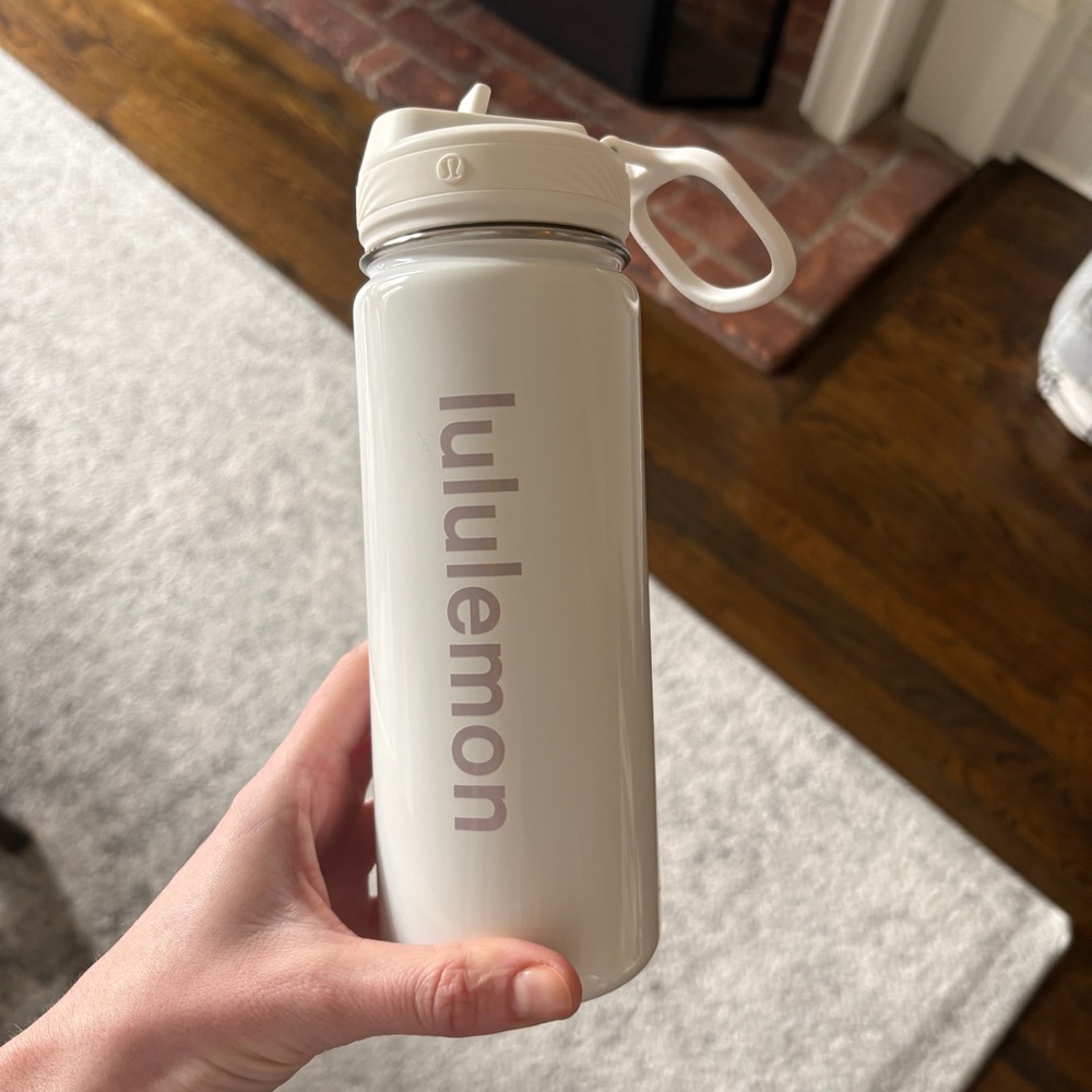 Lululemon Back to Life Sport Bottle 18oz
Straw Lid